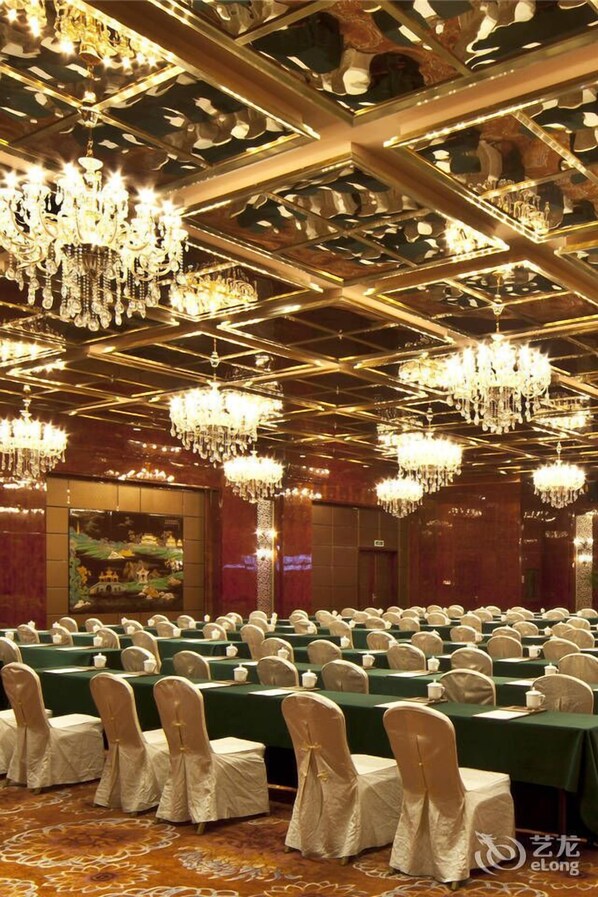 A banquet hall with rows of tables and chairs, ornate chandeliers, and a large painting on the wall. - Yangzhou Mingfa International Hotel (Yangzhou)