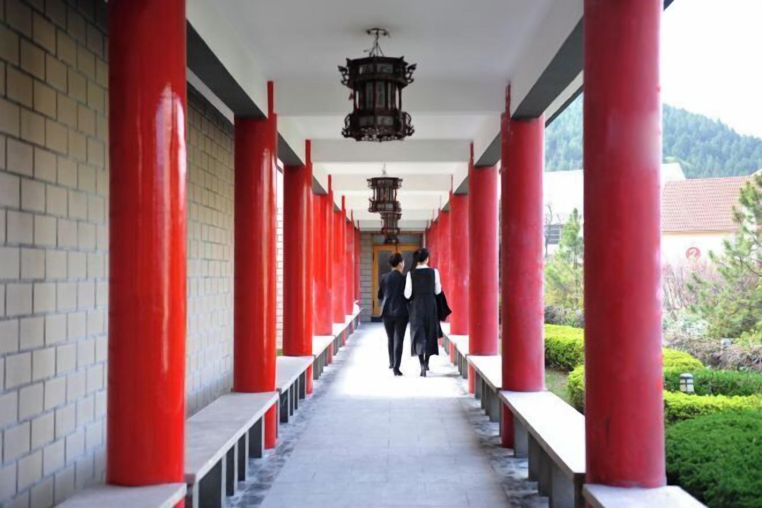 المنشأة من الداخل