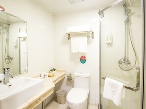 Dusche, Haartrockner, Hausschuhe, HandtĂŒcher