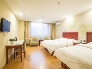 Escritorio, wifi gratis y ropa de cama