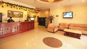 A hotel lobby with a reception desk, a large chandelier, a television, and a sofa. - GreenTree Inn Tianjin Xiqin Development District Dasi Meijiang Exhibition Center Hotel (Tianjin)