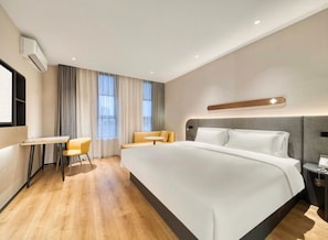 A hotel room with a large bed, a desk, a chair, and a small table. - Jinjiang Inn (Lin'an Qianwang Street) (Hangzhou)