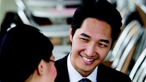 A man and a woman sitting at a table with a laptop, engaged in a conversation. - Holiday Inn Beijing Airport Zone by IHG (Beijing)