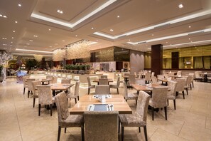 Daily buffet breakfast (CNY 118 per person)