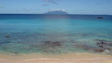 Am Strand, weißer Sandstrand, Strandtücher