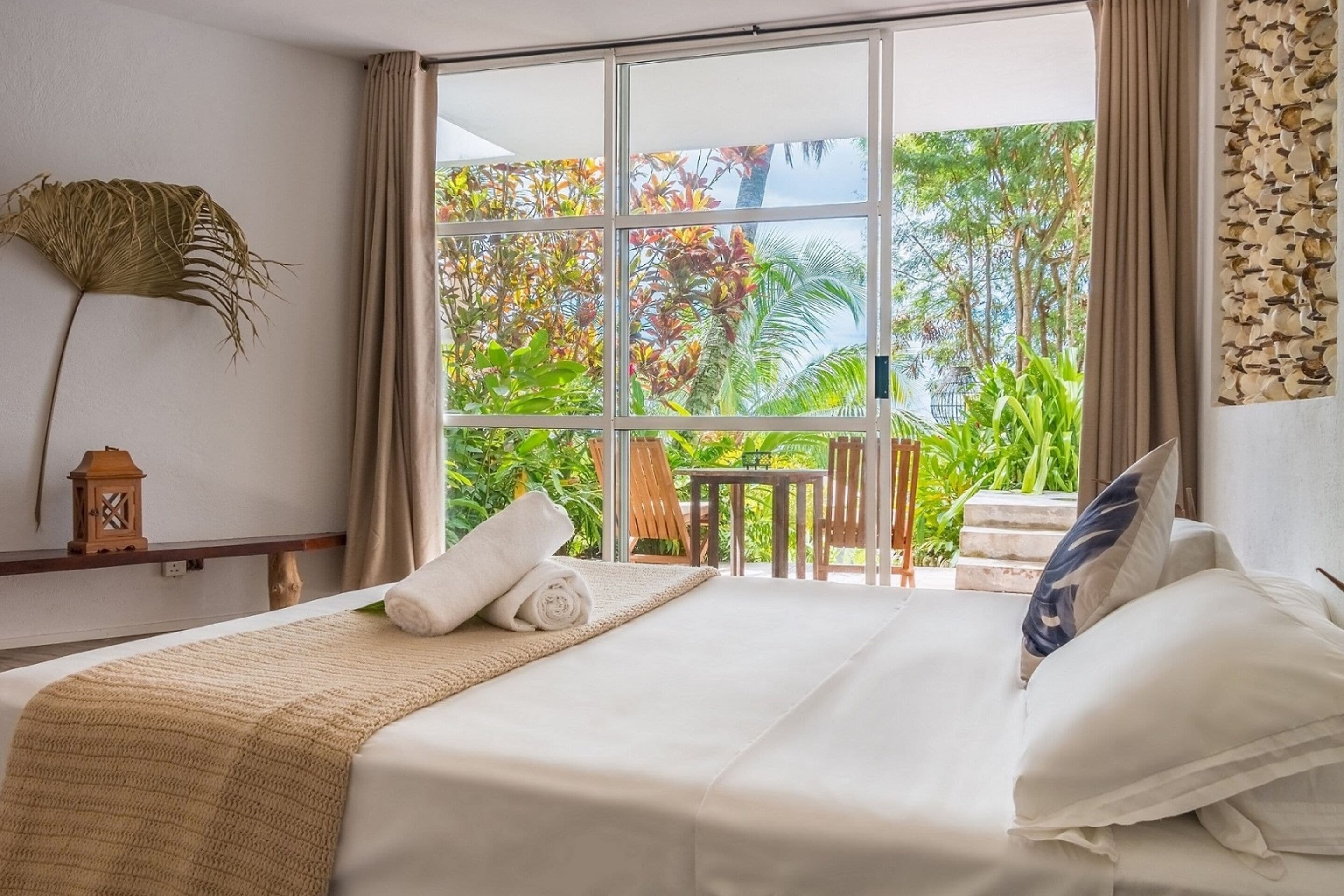 슈피리어룸, 퀸사이즈침대 1개, 정원 전망 | 미니바, 객실 내 금고, 각각 다른 스타일의 인테리어, 각각 다르게 가구 비치