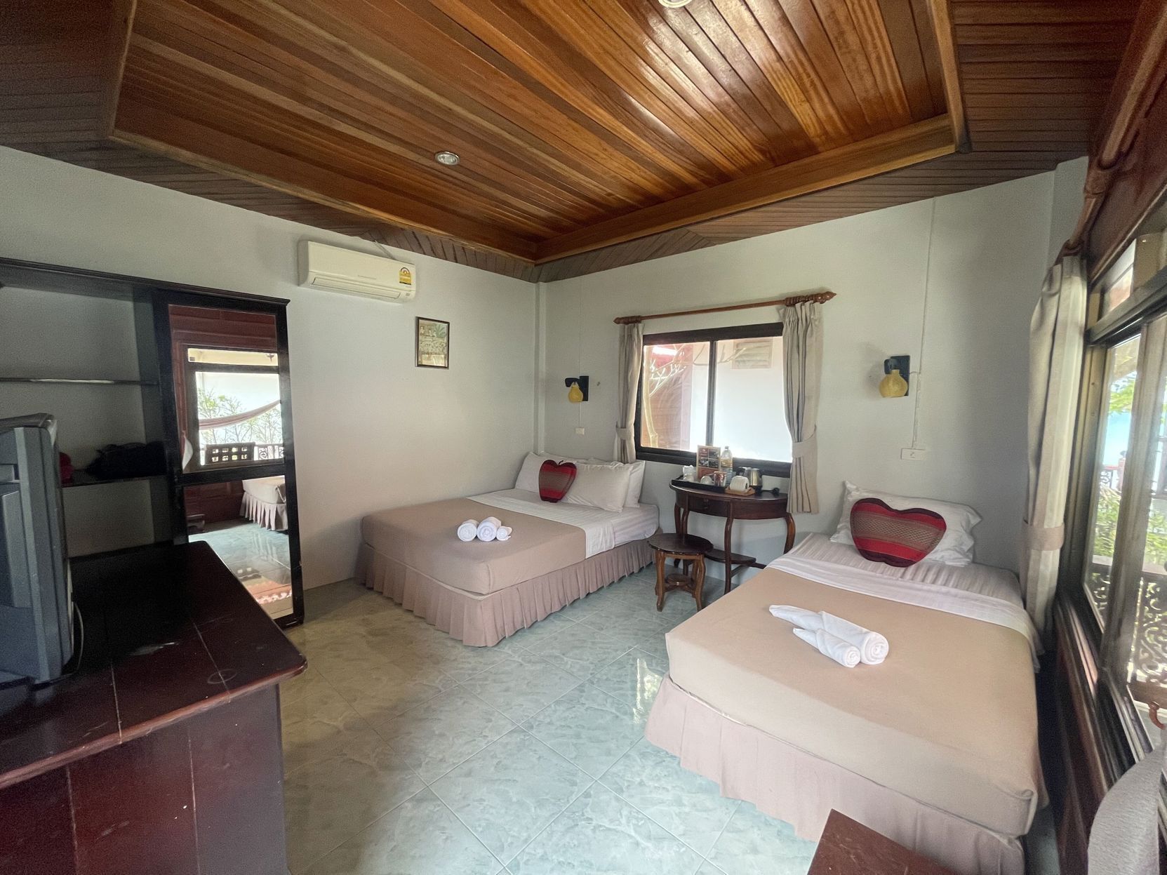 Skrivebord, blendingsgardiner, wi-fi (inkludert) og sengetøy