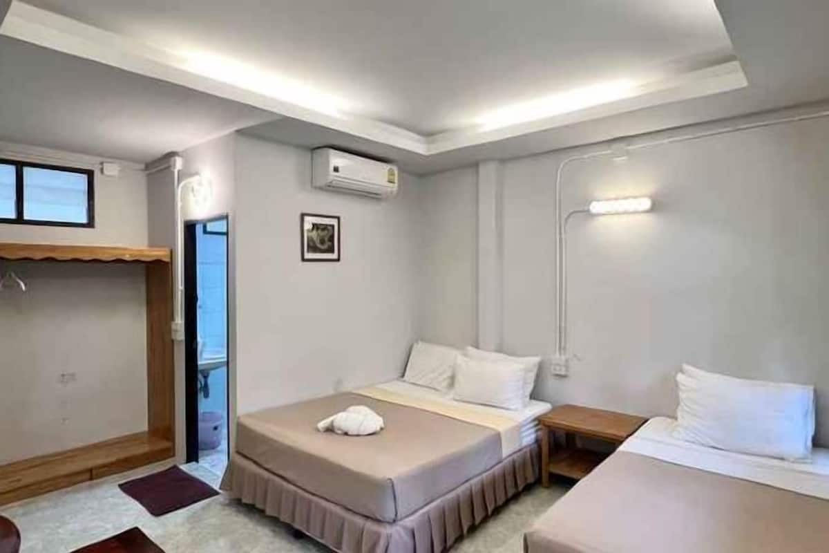 Desk, blackout drapes, free WiFi, bed sheets