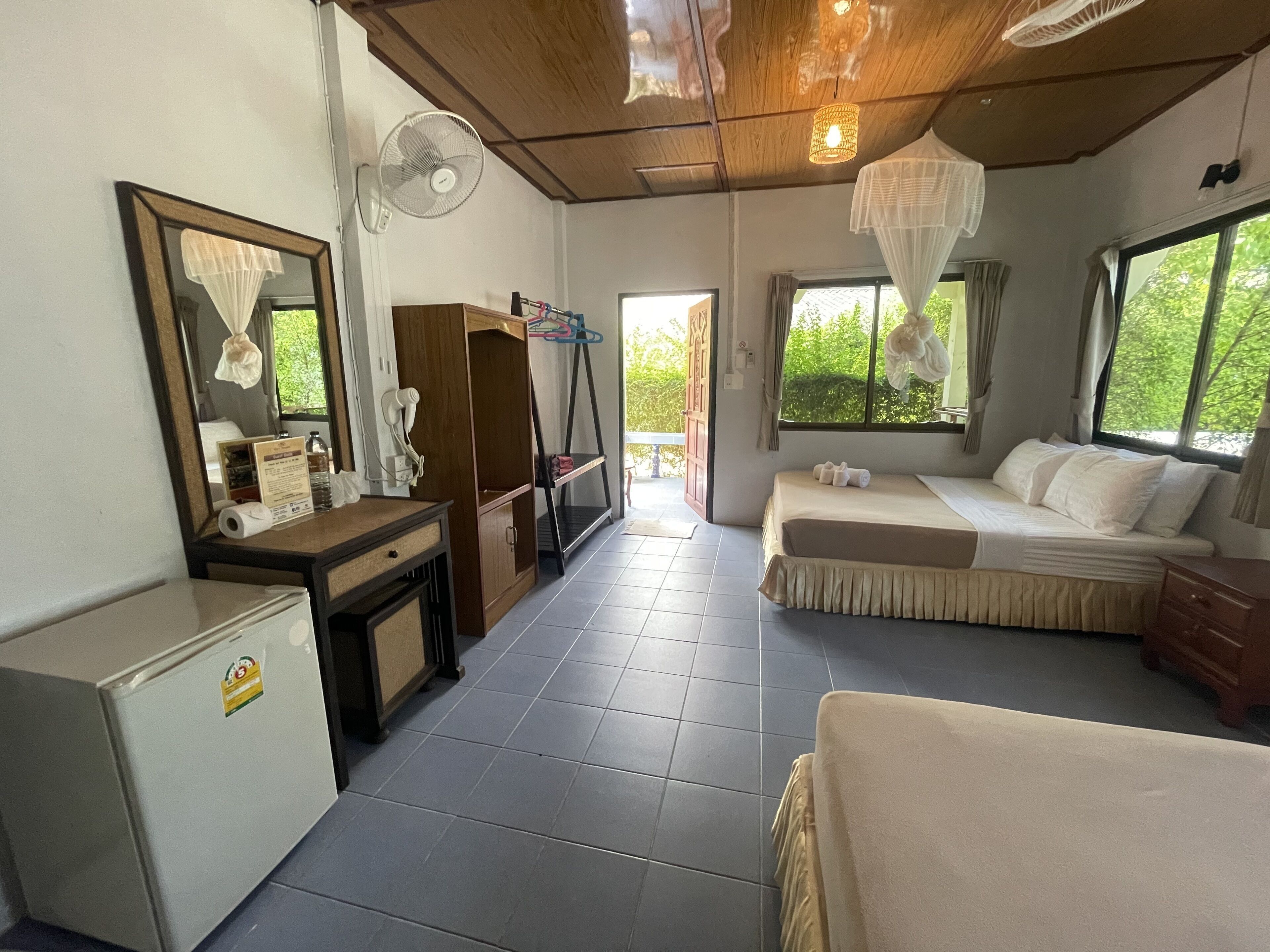 Skrivebord, blendingsgardiner, wi-fi (inkludert) og sengetøy