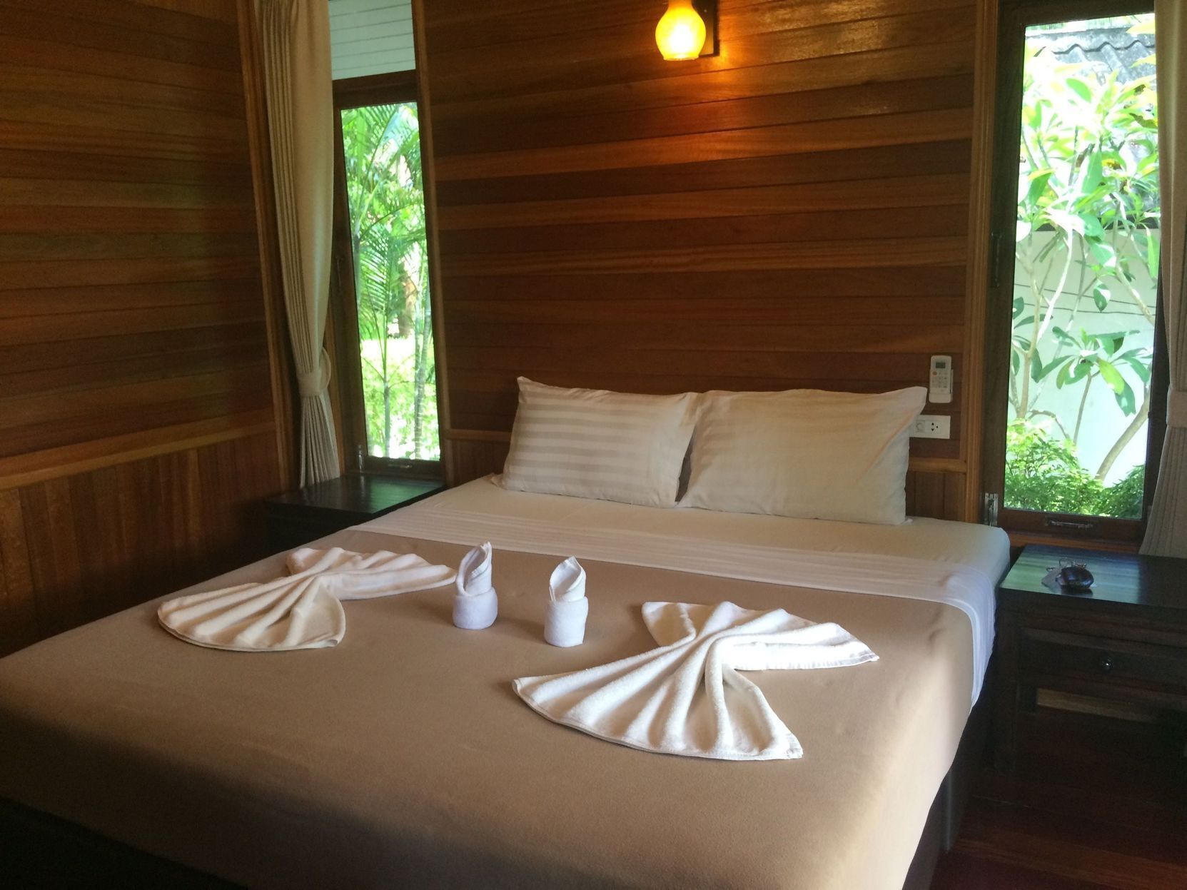 Skrivebord, blendingsgardiner, wi-fi (inkludert) og sengetøy