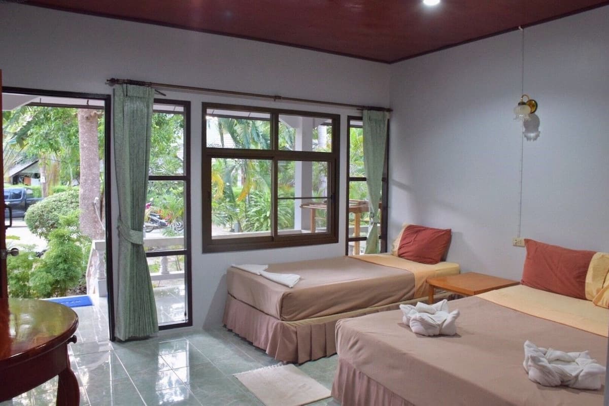 Skrivbord, mörklÀggningsgardiner, gratis wi-fi och sÀngklÀder