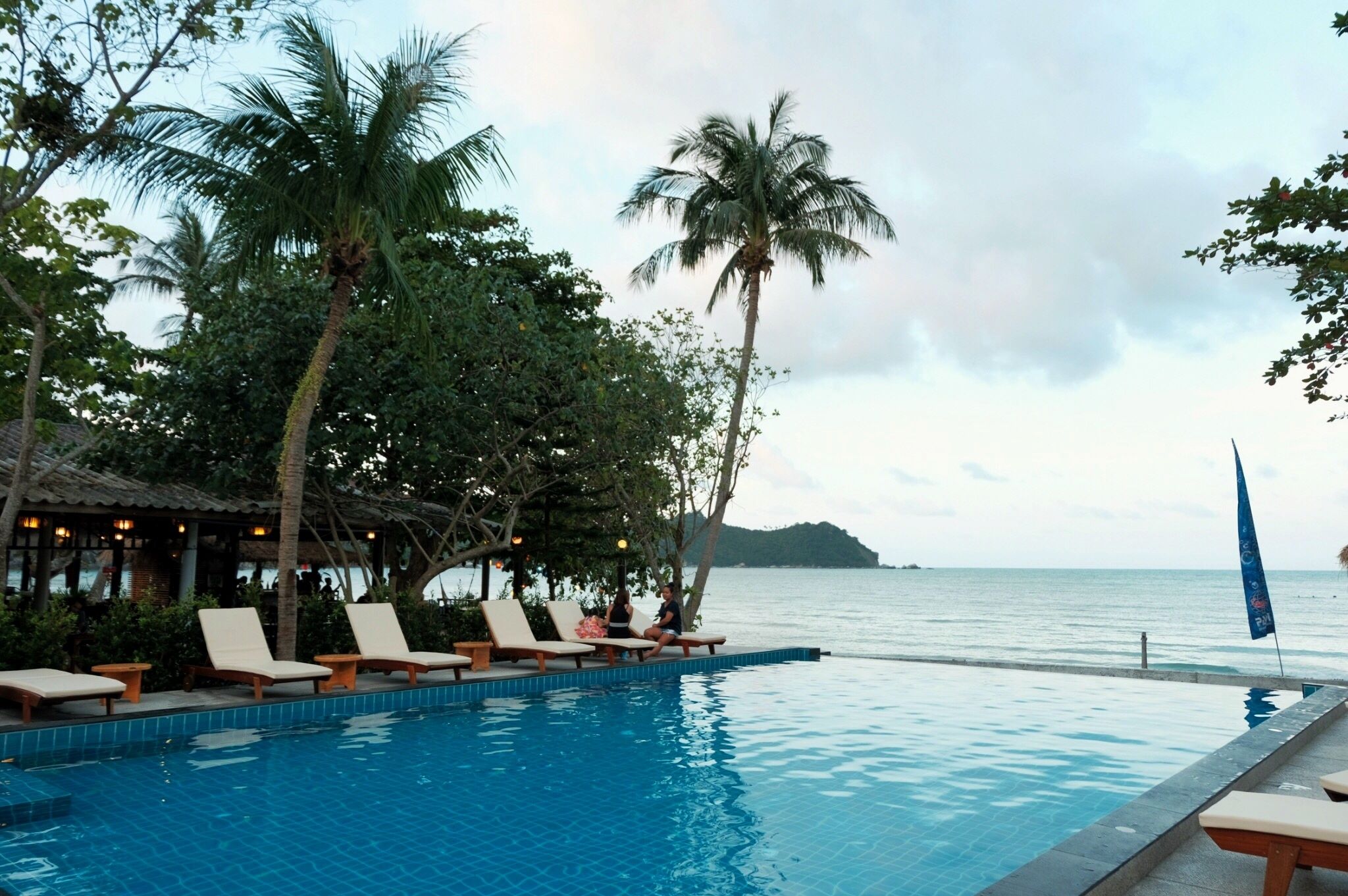 Piscina all'aperto, ombrelloni da piscina, lettini