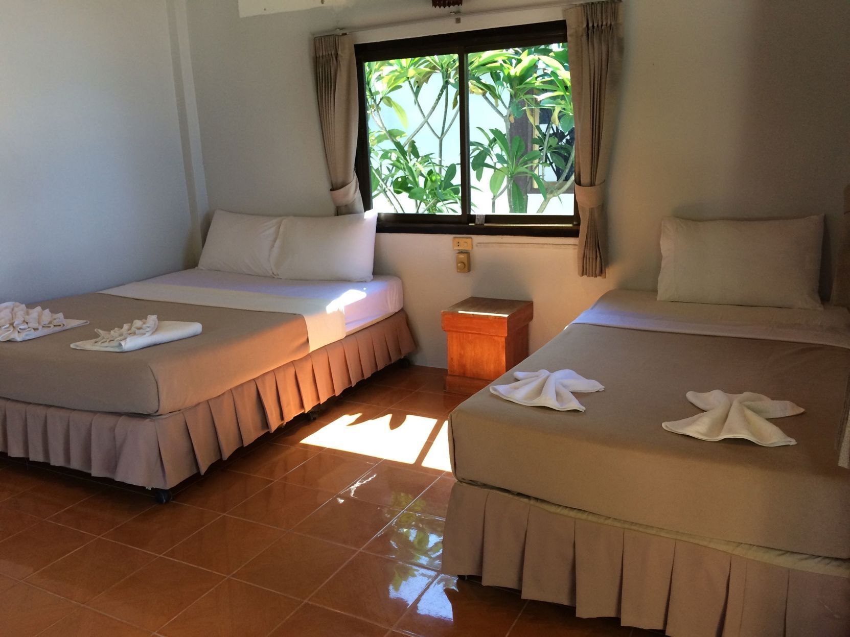 Skrivebord, blendingsgardiner, wi-fi (inkludert) og sengetøy