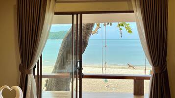 Family Triple Room | 1 bedroom, desk, blackout curtains, free WiFi