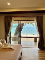 Family Triple Room With Sea View | 办公桌、遮光窗帘、免费 WiFi、床单