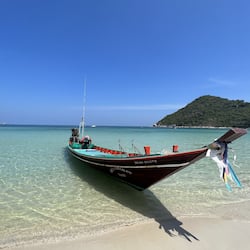 Am Strand, weißer Sandstrand, Liegestühle, Sonnenschirme