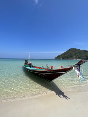 Ubicación a pie de playa, arena blanca, tumbonas y sombrillas