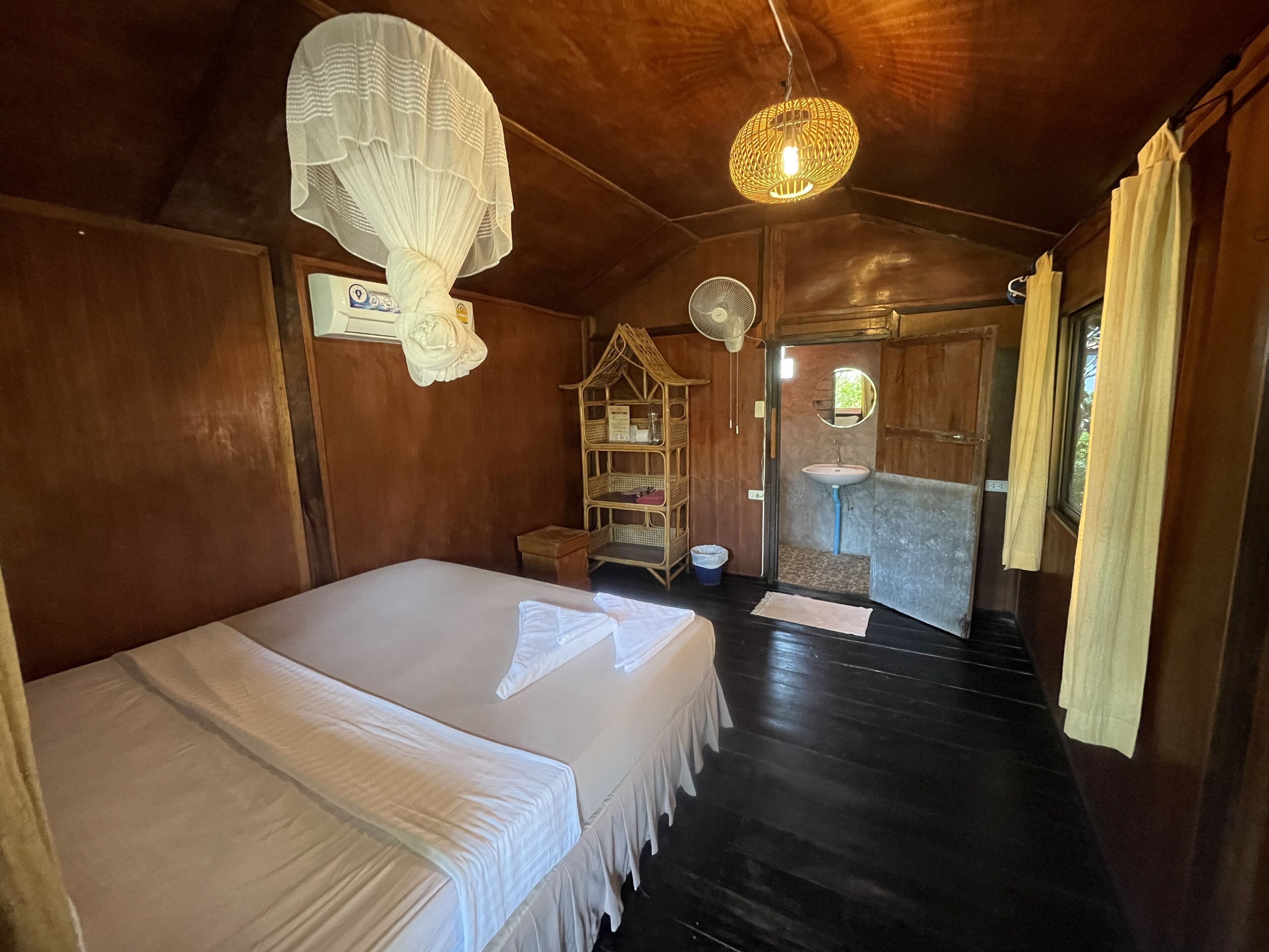 Skrivebord, blendingsgardiner, wi-fi (inkludert) og sengetøy