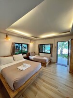 Bungalow Confort, varias camas, vistas a la playa | Escritorio, cortinas opacas, wifi gratis y ropa de cama