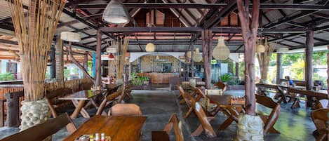 Se sirven desayunos, comidas y cocina tailandesa con vista a la playa