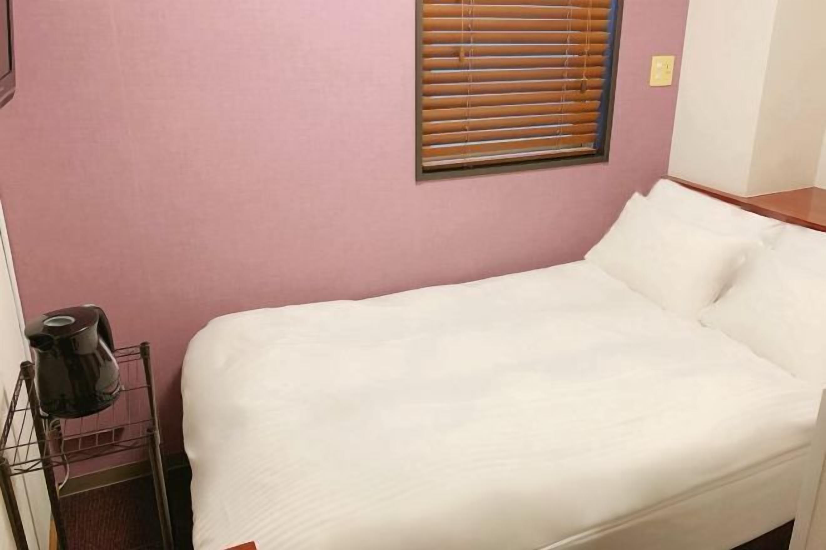 Edredones de plumas, cortinas opacas, tabla de planchar con plancha