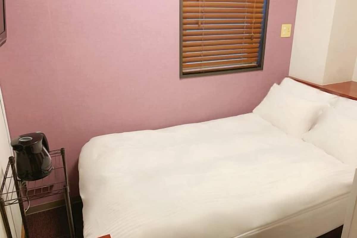 Edredón, cortinas blackout, tabla de planchar con plancha y wifi gratis