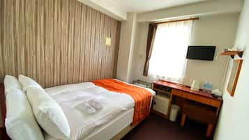 Habitación, para no fumadores (Relaxing,Housekeeping every 3 days) | Edredón, cortinas blackout, tabla de planchar con plancha y wifi gratis