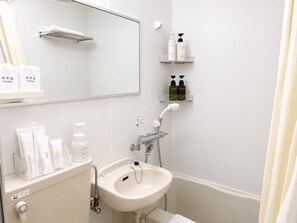 Combined shower/bathtub, deep-soaking bathtub, rainfall showerhead - Web Hotel Tokyo Asakusabashi (Tokyo)