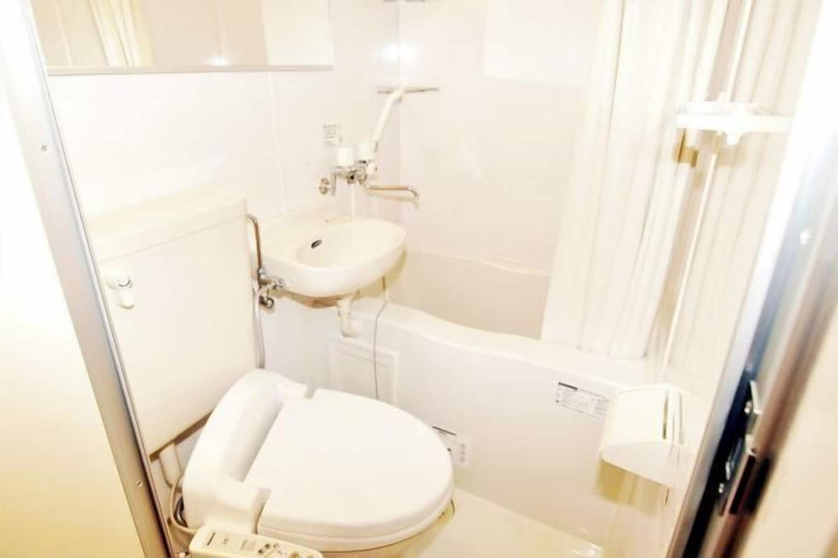 Bathroom | Combined shower/tub, deep soaking tub, rainfall showerhead