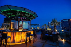 2 restaurants; breakfast, lunch and dinner served 