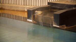 A pool with a black, rectangular structure. - Hotel Kanichi (Atami)