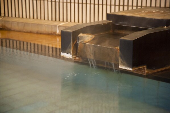 Una piscina con una estructura negra y rectangular.