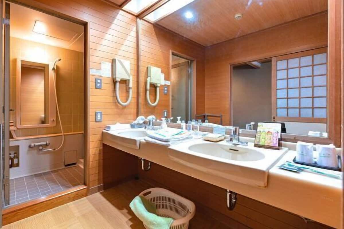 Bathroom | Combined shower/bathtub, free toiletries, hair dryer, electronic bidet