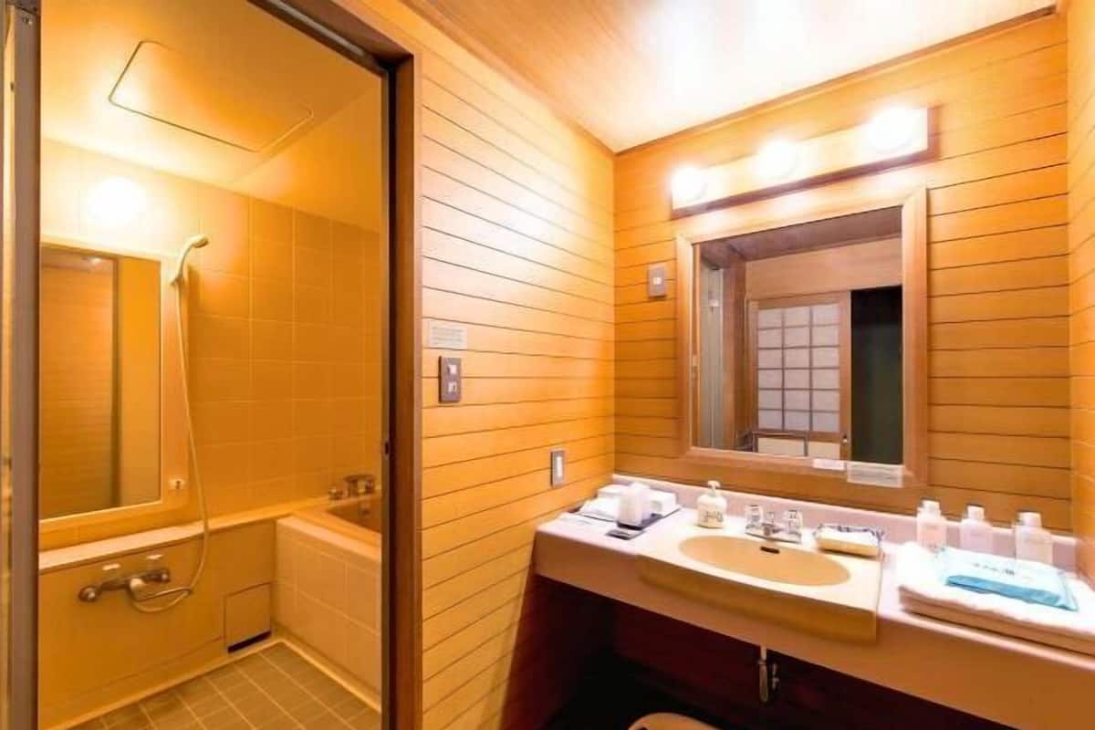 Bathroom | Combined shower/bathtub, free toiletries, hair dryer, electronic bidet