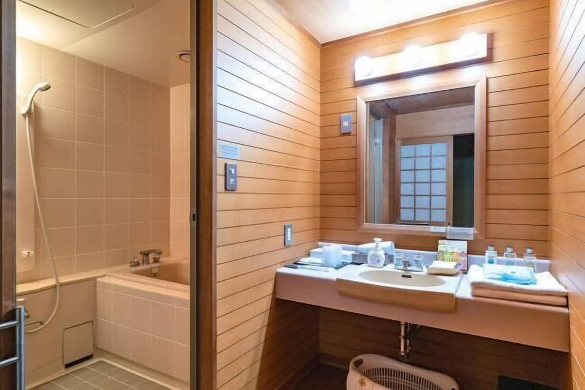 Combined shower/bathtub, free toiletries, hair dryer, electronic bidet