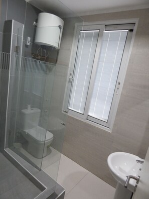 Standard Double Room | Bathroom | Shower, free toiletries, hair dryer, towels - MozGuest Residence (Maputo)
