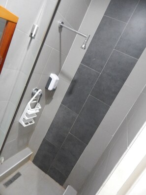 Einzelzimmer | Badezimmer | Dusche, kostenlose Toilettenartikel, Haartrockner, Handtücher