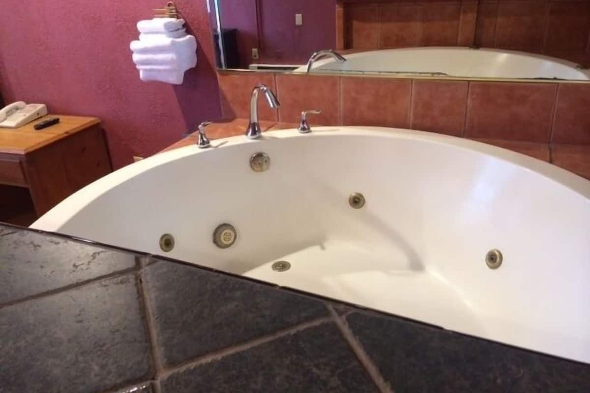 Habitación estándar, 1 cama Queen size (Jacuzzi Tub Included) | Tina de hidromasaje