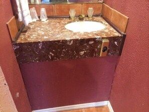 標準客房, 1 張加大雙人床 (Jacuzzi Tub Included) | 浴室洗手盆