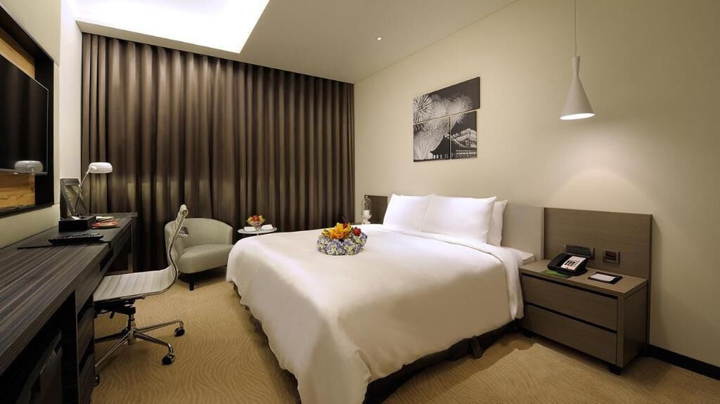 Premium bedding, down comforters, in-room safe, desk