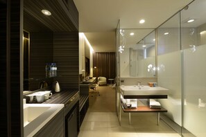 Đồ dùng nhà tắm miễn phí, máy sấy tóc, dép đi trong nhà 