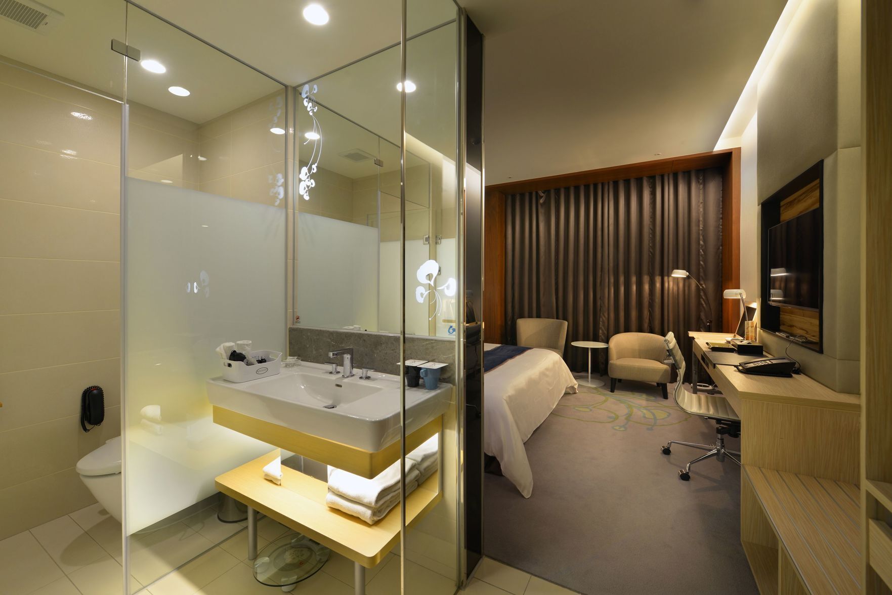 Premium bedding, down comforters, in-room safe, desk