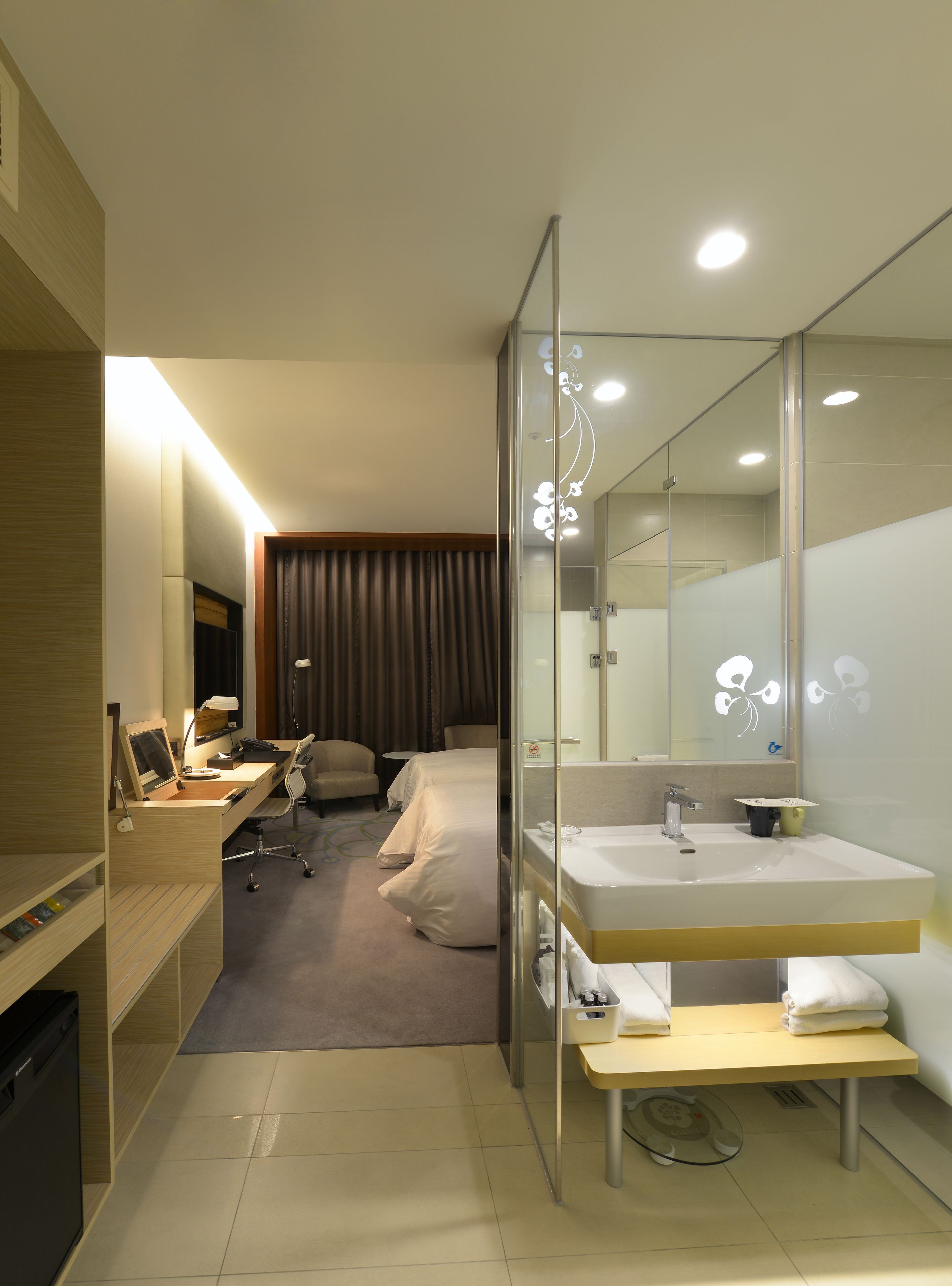 deluxe twin room (no extra bed;accept 1child each room:0-5y stay free;6-11y ntd700at front desk) | bathroom | free toiletries, hair dryer, slippers, electronic bidet