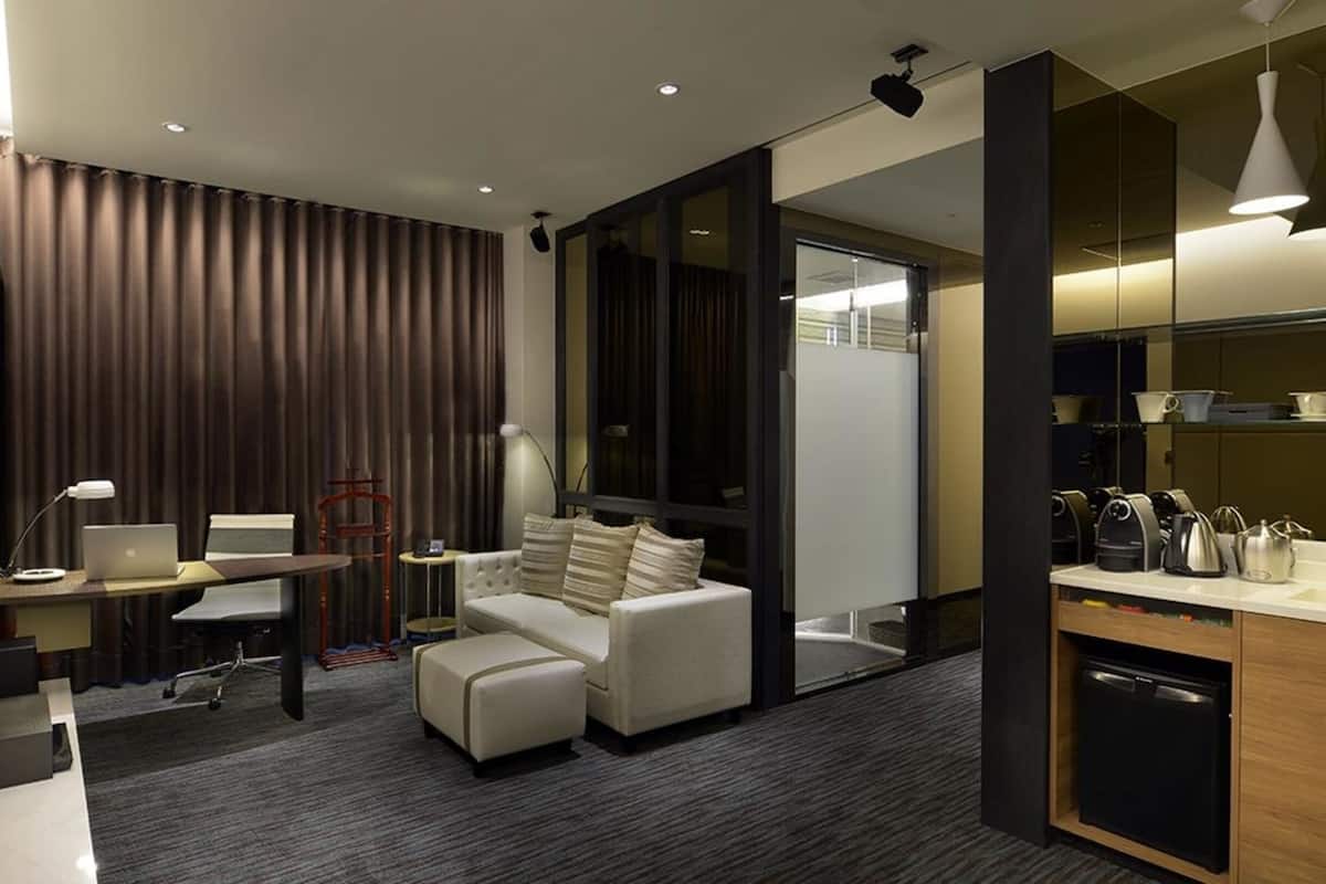 suite (no extra bed;accept 1child each room:0-5y stay free;6-11y ntd700at front desk) | living area | 42-inch tv with cable channels