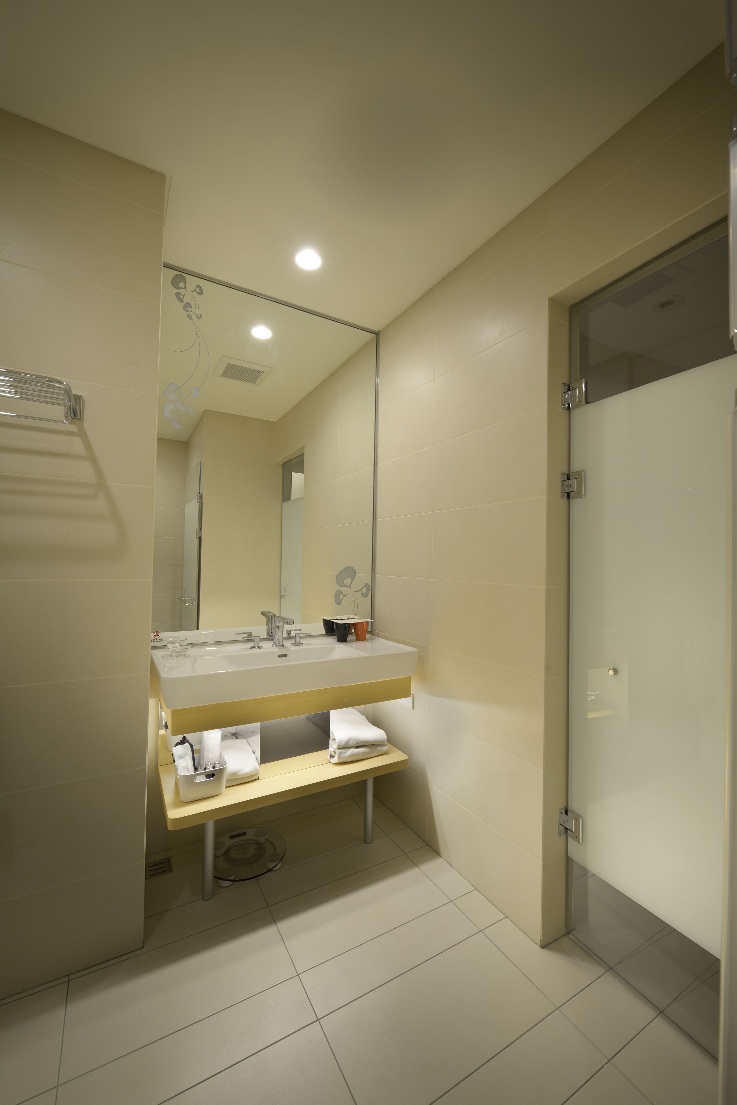 standard double room(no extra bed;accept 1child each room:0-5y stay free;6-11y ntd700at front desk) | bathroom | free toiletries, hair dryer, slippers, electronic bidet