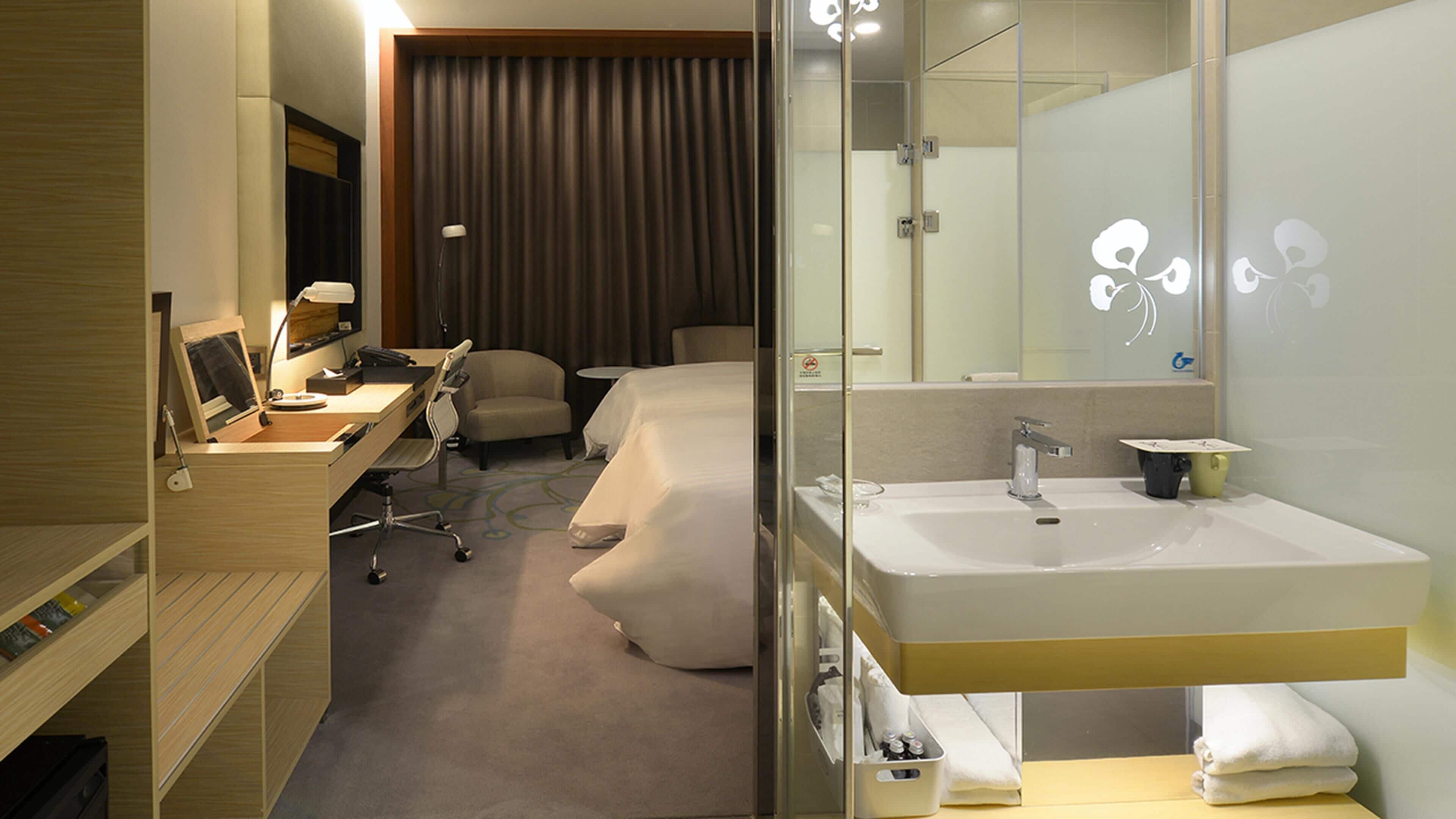 Seprai premium, selimut bulu angsa, brankas, dan meja kerja