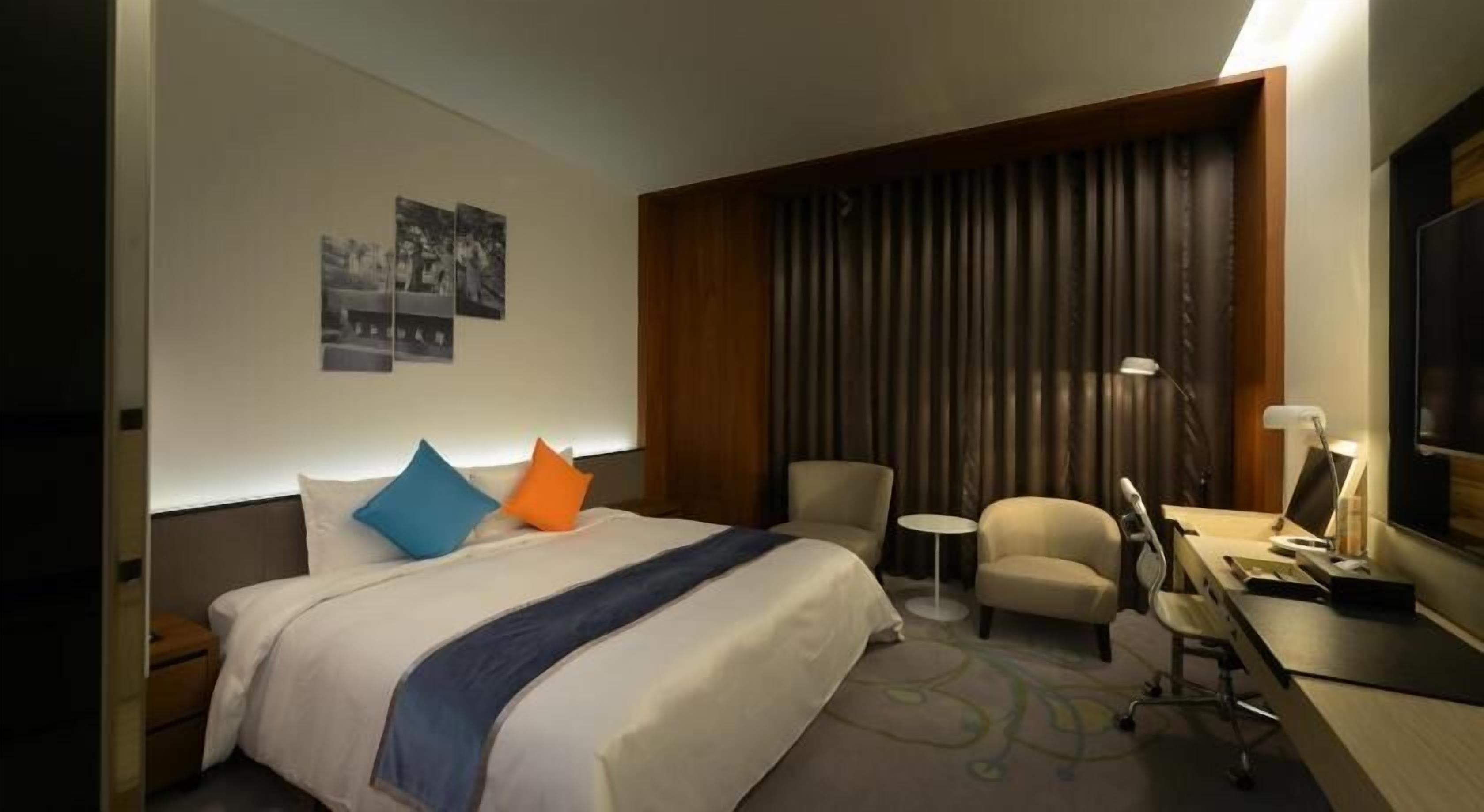 Premium bedding, down comforters, in-room safe, desk