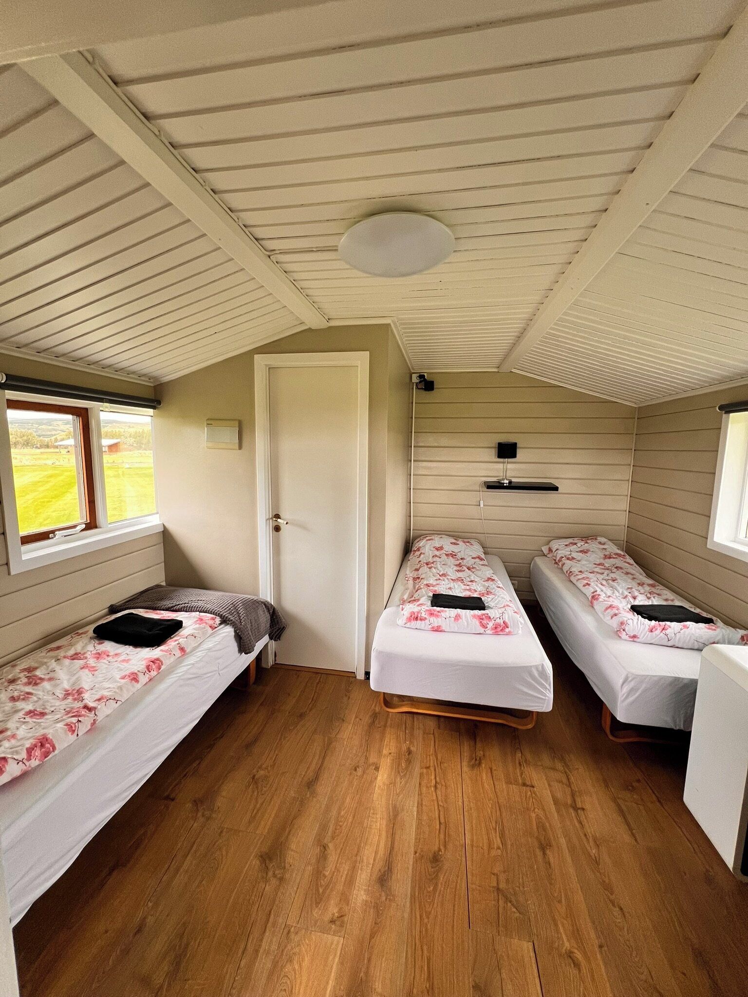 مكتب وستائر تعتيم وواي فاي مجانًا وملاءات أسرّة