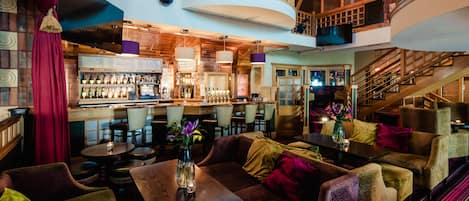 Sert le déjeuner et le dîner