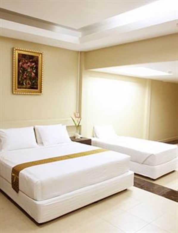 In-room safe, desk, blackout curtains, free WiFi - Visiting Card Hotel & Resort (Bangkok)